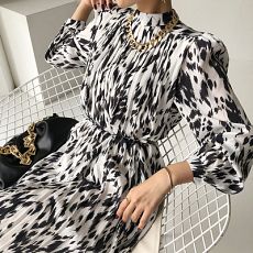 Плиссированное платье средней длины
