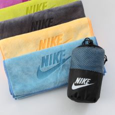 Спортивное быстросохнущее полотенце из микрофибры NIKE
