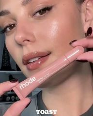 RHODE Увлажняющий тинт бальзам для губ оттенок Peptide Lip Tint Toast, 10 мл. Арт.: 50249 Оттеночный блеск для губ от Rhode - Восстанавливающее средство для губ, придающее губам естественную пухлость