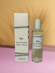 Тестер BURBERRY Her eau de parfum, производство Дубай, 50 ml (LUXE) Арт.: 5074 BURBERRY Her (Бурбэри Хё) - парфюмерная вода класса люкс с цветочно-фруктовым ароматом для женщин. Волнующий нежный и нев