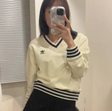 Короткий пуловер Adidas с V-образным вырезом