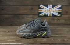 Adidas Yeezy Boost 700 V2 из натуральной замши и нейлона