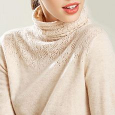 Женский однотонный свитер с высоким воротником
