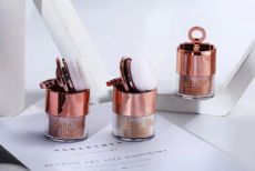Jaclyn Hill Рассыпчатый хайлайтер для лица Highlighter loose Powder, 01 Арт.: 7007 Осветите лицо этой шелковистой, мягкой, сияющей хайлайтер-пудрой. Обогащенная сверхтонкими блестящими микрочастицами