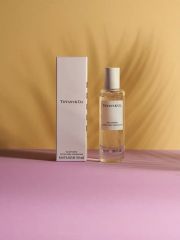 Тестер TIFFANY&CO, производство Дубай, 50 ml (LUXE) Арт.: 2892 Верхние ноты: Мандарин, Бергамот, Лимон Ноты сердца: Ирис, Роза, Черная смородина, Персик Базовые ноты: Мускус, Пачули Tiffany & Co - нев