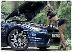 Девушка с автомобилем