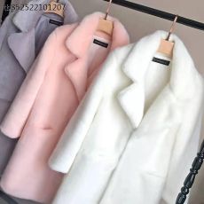 Пальто из искусственного меха норки средней длины